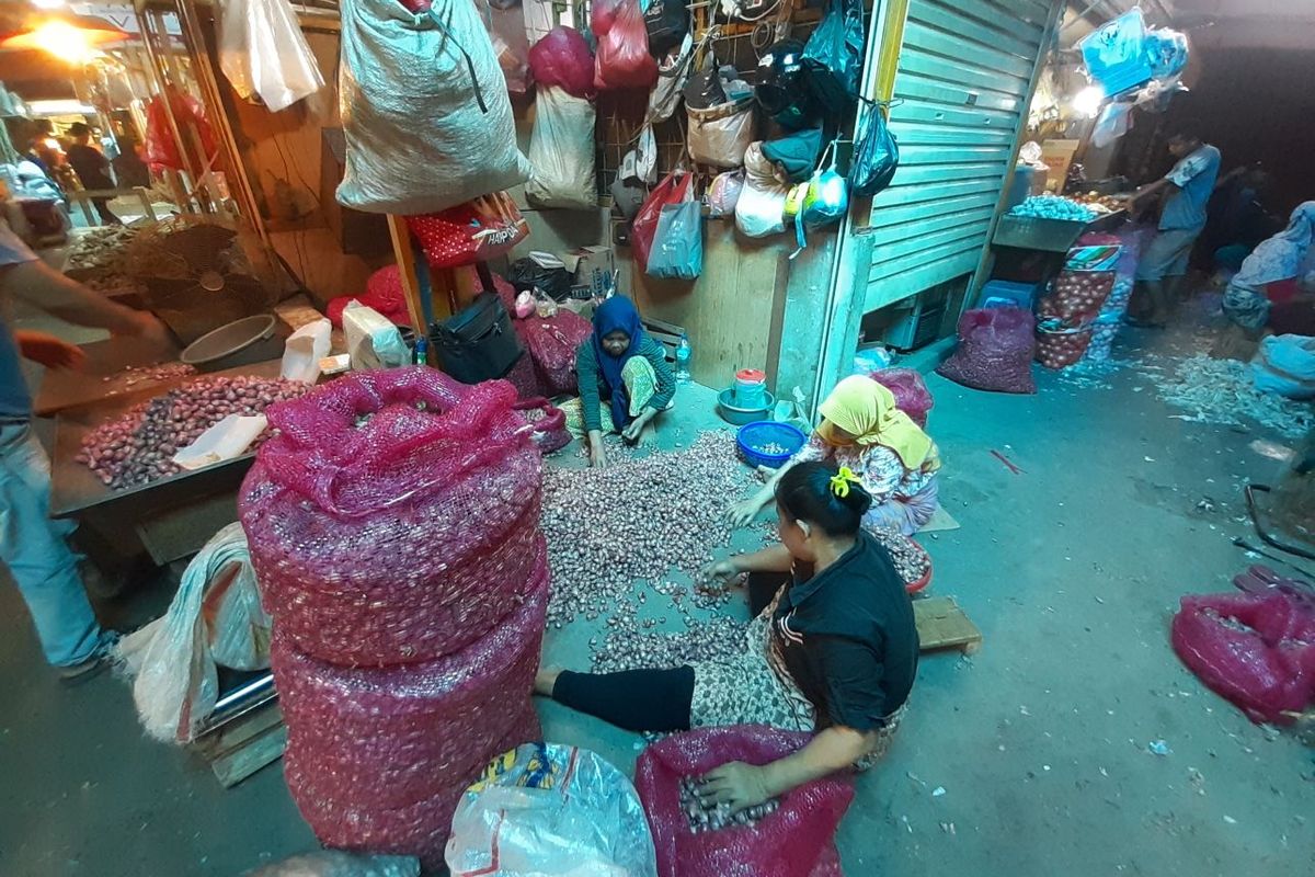 Pedagang Bawang sedang menggelar daganganya di Pasar Induk Kramat Jati, Jakarta Timur, Kamis (10/6/2021).