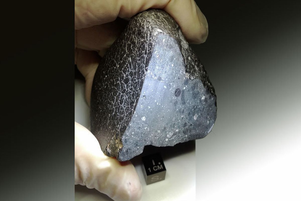 Black Beauty merupakan meteorit Mars yang mengungkapkan sejarah planet merah tersebut.