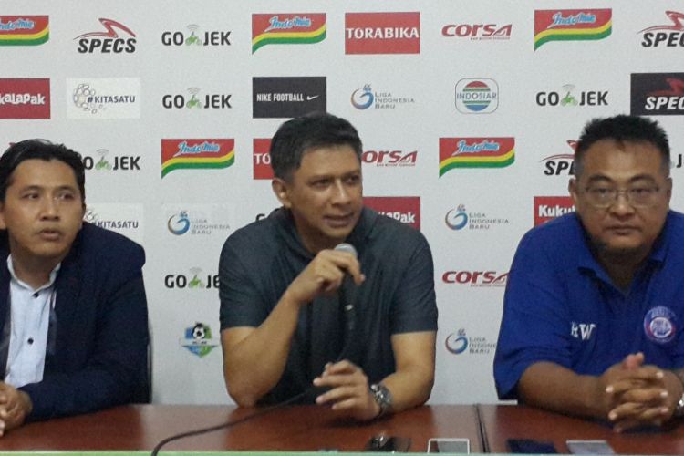 CEO Arema FC Iwan Budianto (tengah) saat konferensi pers di Stadion Kanjuruhan, Kabupaten Malang, Minggu (9/12/2018) malam lalu.