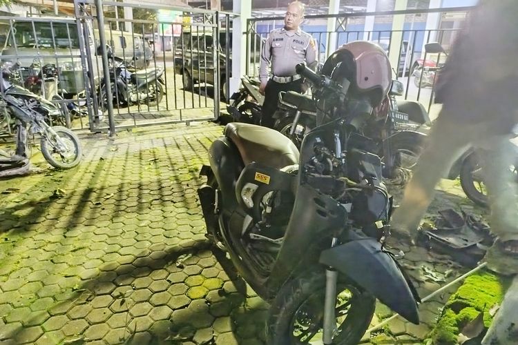 Banit Gakkum Satlantas Polres Bangkalan, Aipda M Buchori saat menunjukkan barang bukti motor yang terlibat kecelakaan yang telah dipindahkan ke kantor Gakkum Satlantas Polres Bangkalan, Kamis (12/6/2025). 