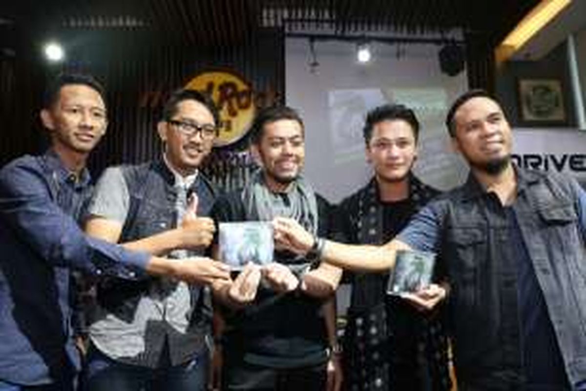 Personel grup band Drive saat meluncurkan album Essence of Life di Hard Rock Cafe, Pacific Place, Jakarta Selatan, Selasa (24/5/2016). 