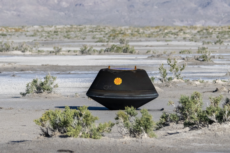 Menghitam karena terbakar selama perjalanannya melalui atmosfer bumi, kapsul pengembalian sampel OSIRIS-REx mendarat pada 24 September di Utah, Amerika Serikat