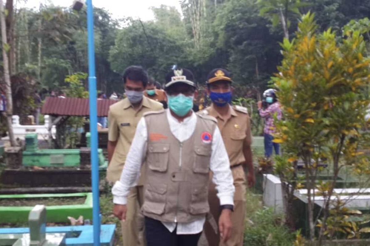 Wali Kota Malang, Sutiaji usai mendatangi proses pemakaman pasien DPD di Kota Malang, Senin (20/4/2020).