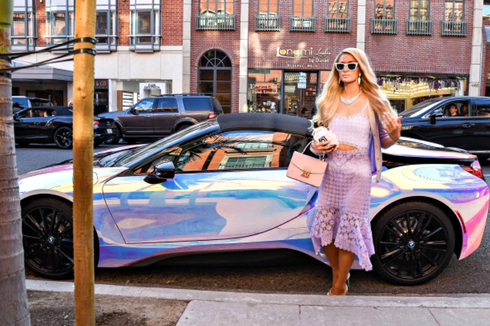 Paris Hilton Cocokkan Pakaiannya dengan Warna Mobilnya
