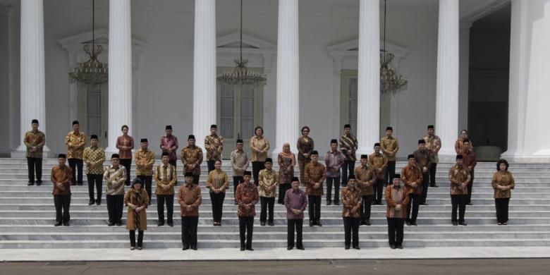 Presiden Joko Widodo dan Wakil Presiden Jusuf Kalla berfoto bersama jajaran menteri Kabinet Kerja seusai pelantikan di Istana Negara, Jakarta, Senin (27/10/2014). Kabinet Kerja Jokowi-JK terdiri dari empat menteri koordinator dengan 34 kementerian dan lembaga setingkat menteri.IMAGES/RODERICK ADRIAN MOZES