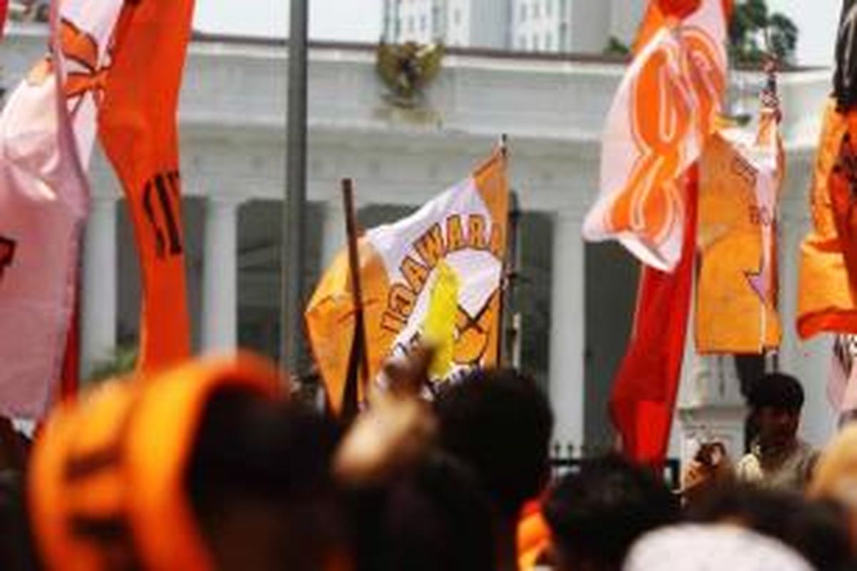 Para penggemar Persija yang dikenal dengan The Jakmania berunjuk rasa di depan Istana Merdeka, Jakarta, Selasa (5/5/2015). Mereka mendesak Presiden Jokowi untuk melanjutkan kompetisi QNB League musim ini.