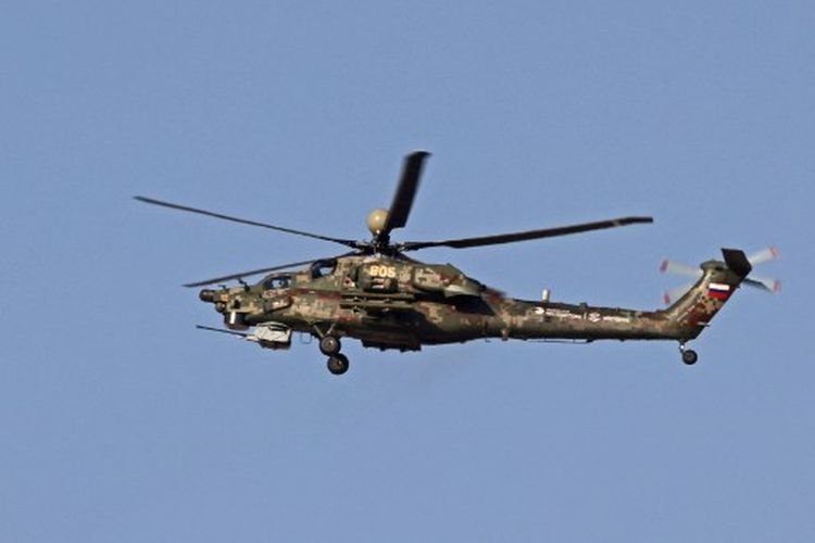 Helikopter Mil Mi-28 Rusia melakukan penerbangan demonstrasi di Dubai Airshow 2021 di emirat Teluk pada Senin (15/11/2021).