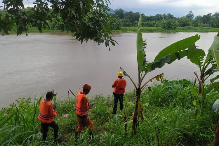 Petugas BPBD Kota Kediri saat sisir Sungai Brantas untuk mencari pengendara motor yang diduga tercebur ke sungai, Selasa (12/2/2024).