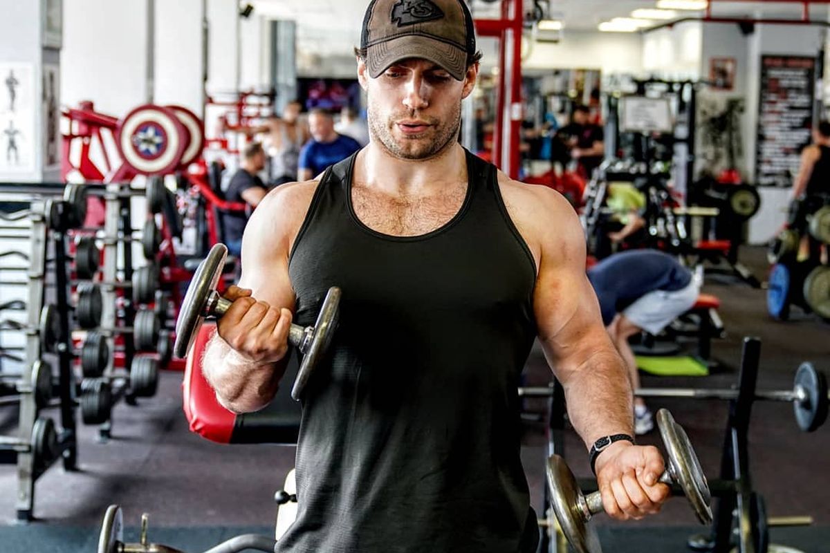 Unggahan aktor Henry Cavill pada akun Instagramnya ketika sedang berlatih beban di salah satu pusat kebugaran.