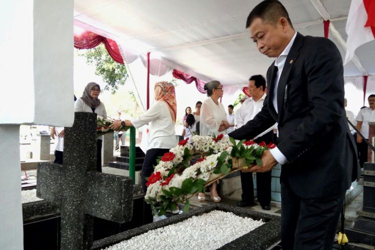 Menteri Energi Sumber Daya Mineral (ESDM) Ignasius Jonan saat meletakan karangan bunga di makam Pahlawan Nasional serta ahli Geologi Indonesia Arie Frederik Lasut di TPU Sasanalaya jalan Ireda No 4 Yogyakarta  