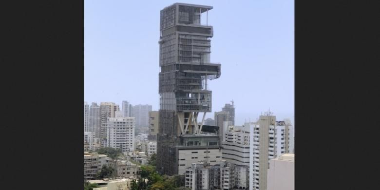 Antilla Residential Tower dibangun dekat dengan kawasan kumuh Golibar di pusat kota Mumbai. Menara dengan 27 lantai itu merupakan rumah bagi sebuah keluarga yang memegang rekor sebagai residensial pribadi termahal di dunia.