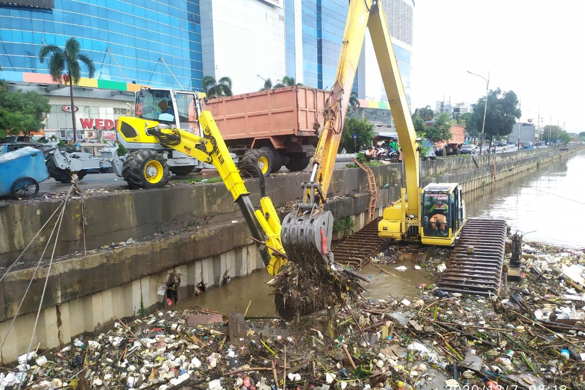 Sampah di Kali Banjir Kanal Barat di dekat Season City yang sedang diangkut oleh UPK Badan Air Jakarta Barat, Senin (7/12/2020).