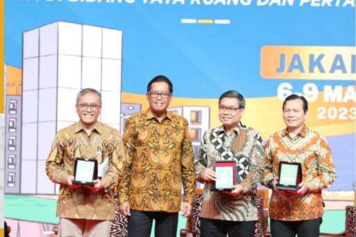 Kementerian Agraria dan Tata Ruang/Badan Pertanahan Nasional (ATR/BPN) mendukung pembangunan ekonomi nasional dengan memberikan kemudahan perizinan berusaha dan investasi. Melalui percepatan penyusunan Rencana Detail Tata Ruang (RDTR), diharapkan dapat menjadi pondasi dasar perizinan berusaha demi jaminan kepastian hukum para pelaku usaha.