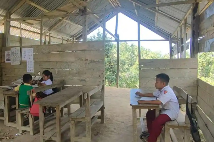 Bangunan SD di Polman Nyaris Ambruk, Dinding Masih Kayu dan Lantai Tanah