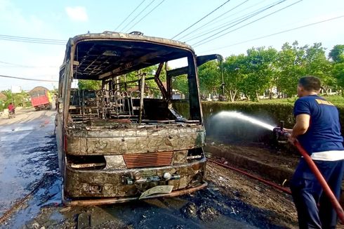 Diduga Korsleting, Bus Antarkota Terbakar di Tulang Bawang Lampung