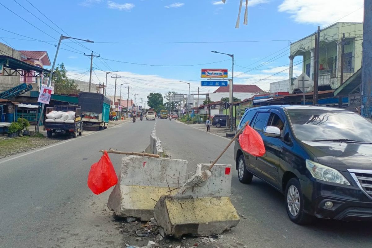 Beton pembatas jalan di ruas Jalan DI Panjaitan, Kecamatan Siantar Marimbun, Kota Pematangsiantar, Provinsi Sumatera Utara, Jumat (12/7/2024).
