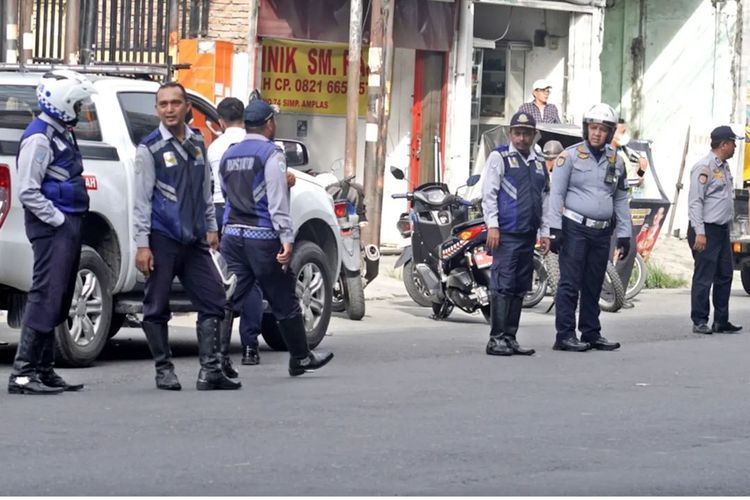 Dishub Medan saat menertibkan kendaraan yang parkir sembarangan di Jalan SM Raja, Kota Medan, Senin (10/6/2024)