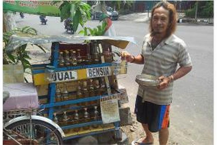 Abdul Mukti (56), pemilik kios bensin kejujuran di Kota Kediri, Jawa Timur.