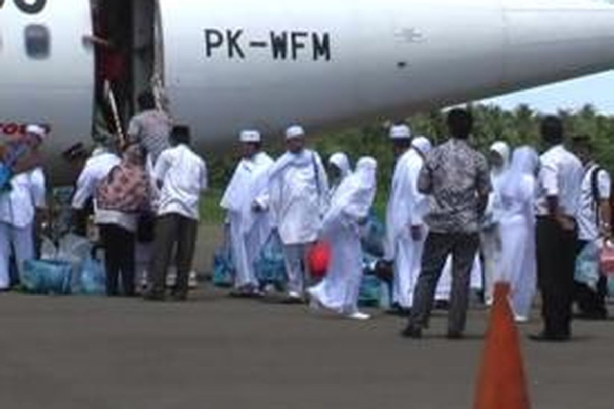 Para Jemaah Haji Asal Gunungsitoli, saat turun dari Pesawat Wings Air yang disambut oleh Panitia Haji Gunungsitoli