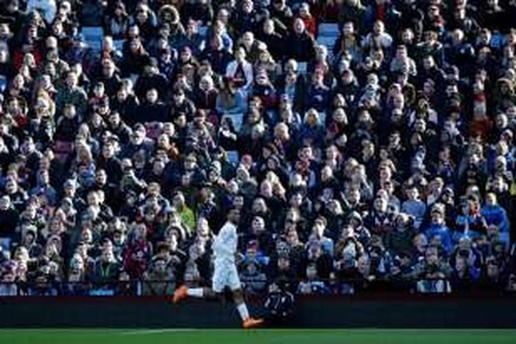 Daniel Sturridge merayakan gol Liverpool ke gawang Aston Villa di Villa Park, Minggu (14/2/2016). 