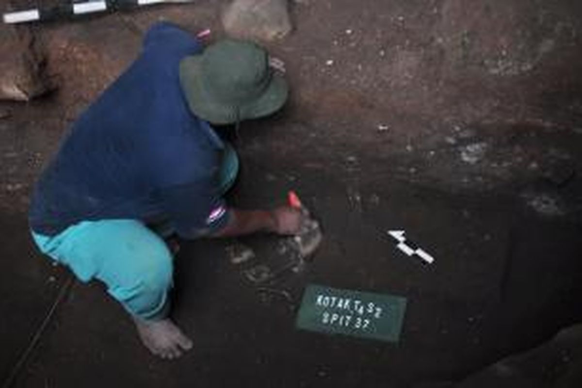 Tulang kaki manusia berusia lebih dari 9500 tahun kembali ditemukan di gua Pawon Gunung Masigit, Kecamatan Cipatat, Kabupaten Bandung Barat, Jawa Barat, Minggu (28/7/2013).
