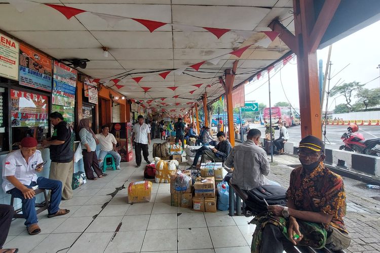 Sejumlah calon penumpang bus antar kota antar provinsi tengah menunggu keberangkatan di Terminal Kalideres, Rabu (5/10/2022).