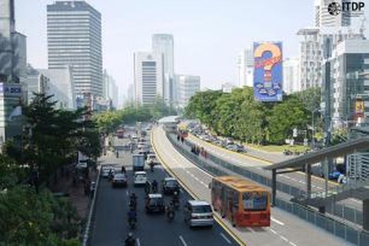 Rancangan dari ITDP Indonesia untuk halte transjakarta di depan Stasiun Sudirman. Dari gambar tersebut, halte akan berada tepat di seberang stasiun, dan akan ada jalur pedestrian yang akan menghubungkannya dengan halte Tosari. Jalur busway juga akan dibuat dalam dua lajur.
