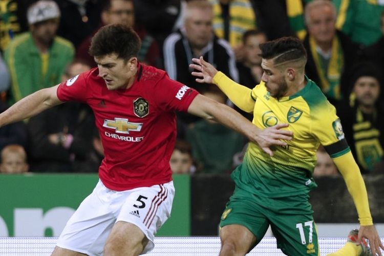 Harry Maguire dan Emiliano Buendia berduel pada pertandingan Norwich City vs Manchester United dalam lanjutan Liga Inggris di Stadion Carrow Road, 27 Oktober 2019. 