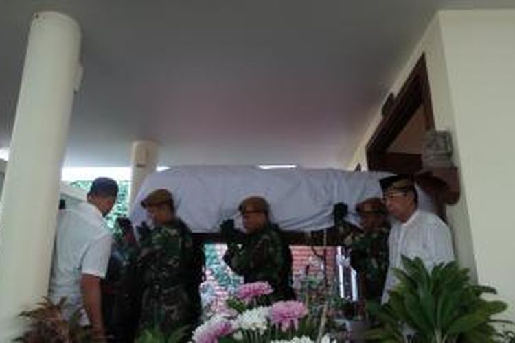 Peti jenazah Adnan Buyung Nasution dibawa ke pelataran rumah duka untuk mengikuti upacara adat dan upacara kenegaraan, Kamis (24/9/2015).

