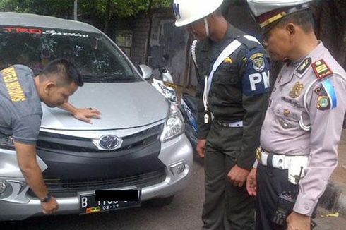 Pelat Nomor Kendaraan Biasa Pakai Stiker TNI, Bisa Bebas Tilang?