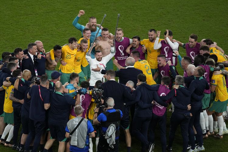 Para pemain Australia merayakan kemenangan 1-0 lawan Denmark di pertandingan ketiga Grup D Piala Dunia 2022 Qatar di Stadion Al Janoub, Rabu (30/11/2022).