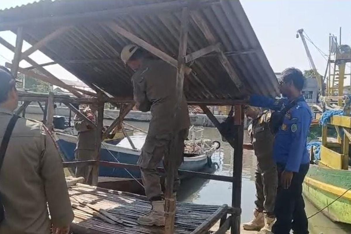 Satpol PP Kota Pasuruan bersama tim gabungan dari TNI-Polri membongkar bangunan liar di sepanjang jalur pedistrian Pelabuhan Pasuruan, Rabu (27/08/2025).