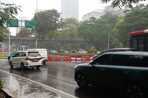 Jalan Sudirman Arah Bundaran HI Ditutup Jelang Demo, Kendaraan Dialihkan ke Gatot Subroto