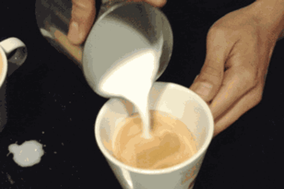 Salah satu langkah dalam Latte Art yaitu pada saat penuangan kopi ke dalam wadah. Keahlian ayunan tangan akan menentukan keindahan gambar yang dihasilkan.