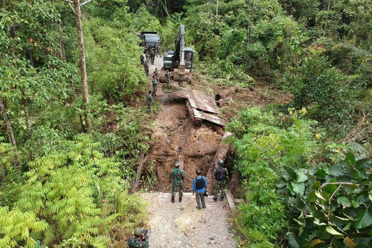 Aparat TNI-Polri memperbaiki jembatan yang dirusak KNPB di Maybrat, Selasa (14/9/2021)