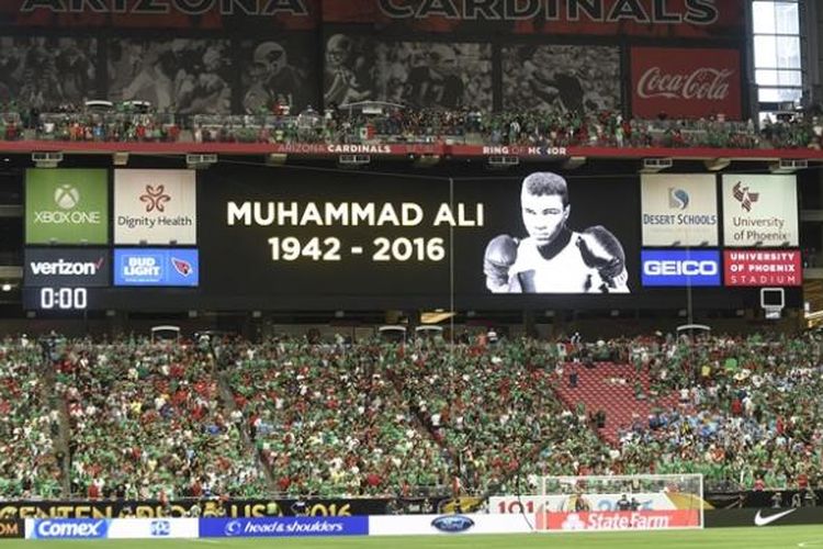 Sesaat sebelum pertandingan Copa America antara Meksiko melawan Uruguay digelar di stadion Glendale, Arizona, ajakan untuk mengenang Muhammad Ali ditayangkan.