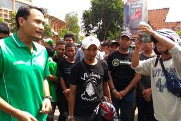 Mantan pemain dan Bonek rayakan Persebaya masuk liga di Taman Mundu Surabaya, Minggu (8/1/2017)