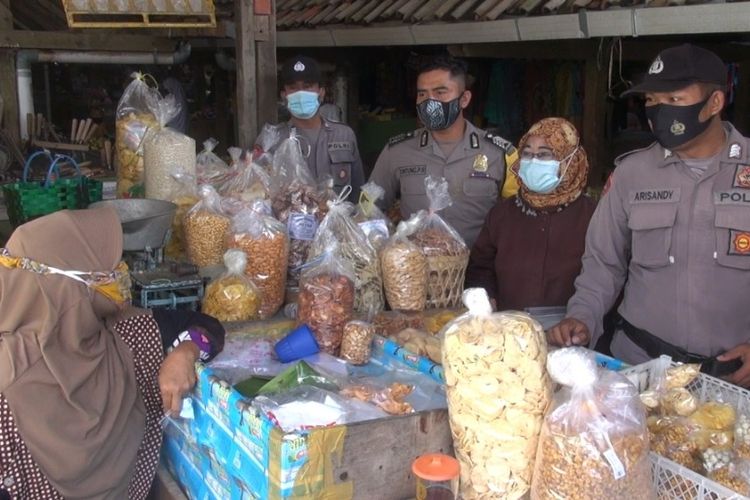 Petugas memberikan pemahaman kepada pedagang yang menolak divaksin di Pasar Kupu, Kecamatan Dukuhturi, Kabupaten Tegal, Selasa (2/3/2021) (Istimewa)