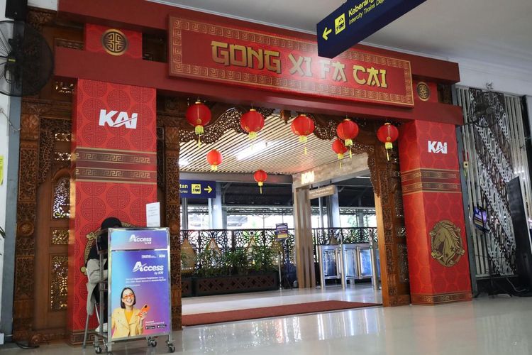 Jelang tahun baru Imlek 2026 atau ke-2577 Kongzili, KAI Daerah Operasi 6 Yogyakarta kembali menghadirkan dekorasi tematik dengan menghiasi bangunan stasiun menggunakan berbagai ornamen bernuansa Imlek.  Momen perayaan Imlek kali ini dalam tahun Kuda Api jatuh pada hari Selasa, 17 Februari 2026. Ornamen seperti lampion, pilar dan pintu gerbang khas Tionghoa, dekorasi berwarna merah dan emas, ucapan Gong Ci Fa Cai, serta elemen-elemen lainnya dipasang di area depan dan dalam stasiun untuk menciptakan suasana meriah penuh kehangatan. Tematik Imlek ini siap menyambut para penumpang di Stasiun Yogyakarta, Lempuyangan dan Solo Balapan. 