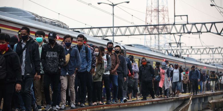 Penumpang KRL Commuter Line tiba di Stasiun Bogor, Jumat (26/6/2020). Tim gugus tugas penanganan Covid-19 Jawa Barat melakukan rapid test dan tes usap pada penumpang KRL Commuter Line yang tiba di Stasiun Bogor untuk memetakan sebaran Covid-19.