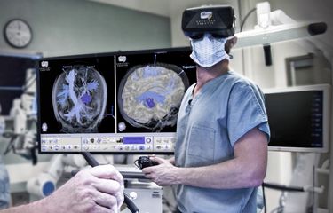Ilustrasi tenaga medis menggunakan virtual reality (VR) untuk latihan operasi