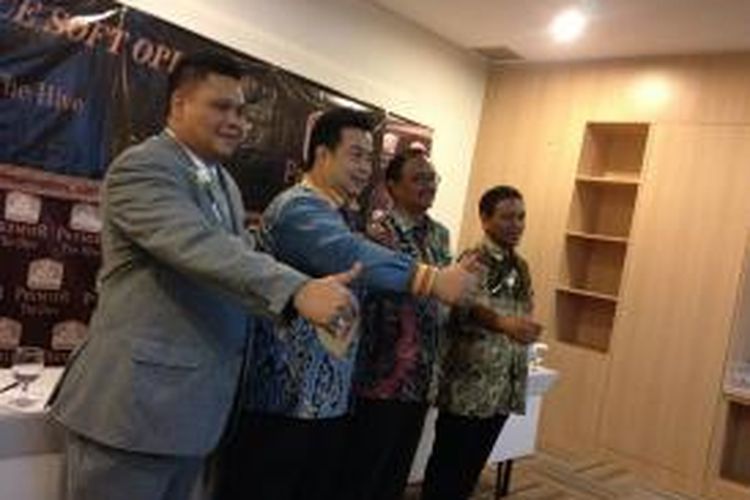 Dirut Wika Realty Budi Sadewa berfoto bersama CEO Best Western Indonesua Iwanto Hartojo dan Sekretaris Perusahaan Wika Realty Wijanarko Yuwono.

