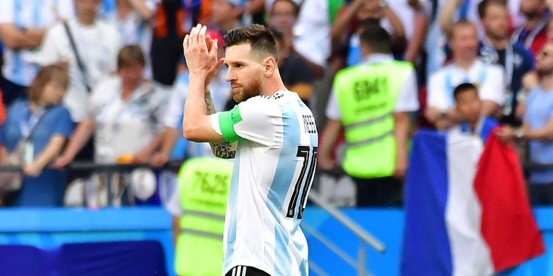 Pemain Argentina Lionel Messi memberikan tepuk tangan kepada suporter sesuai laga melawan Perancis pada babak 16 besar Piala Dunia 2018, di Kazan Arena, Sabtu, 30 Juni 2018. Perancis menang 4-3 atas Argentina.