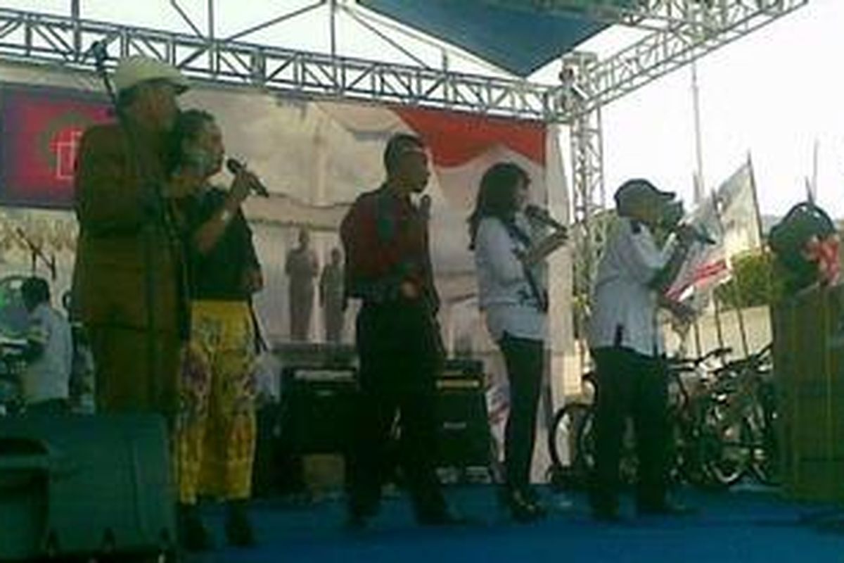 Peringatan Hari Buruh di Surabaya, Senin (1/5/2012). diramaikan dengan pertunjukan musik danngdut dan undian berhadiah.