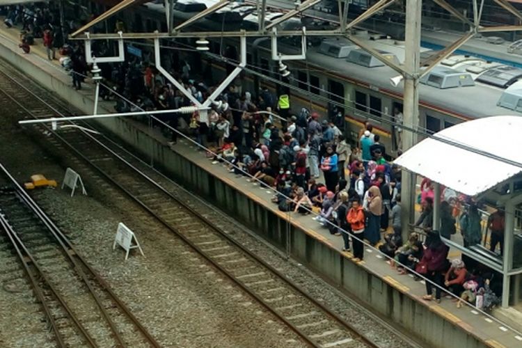 Penumpang KRL memadati peron di Stasiun Tanah Abang, Jakarta Pusat, Selasa (3/10/2017).