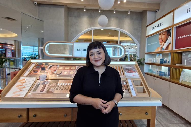 Founder dan CMO BLP Beauty, Lizzie Parra di gerai Pondok Indah Mall, Jakarta Selatan, Selasa (5/3/2024).