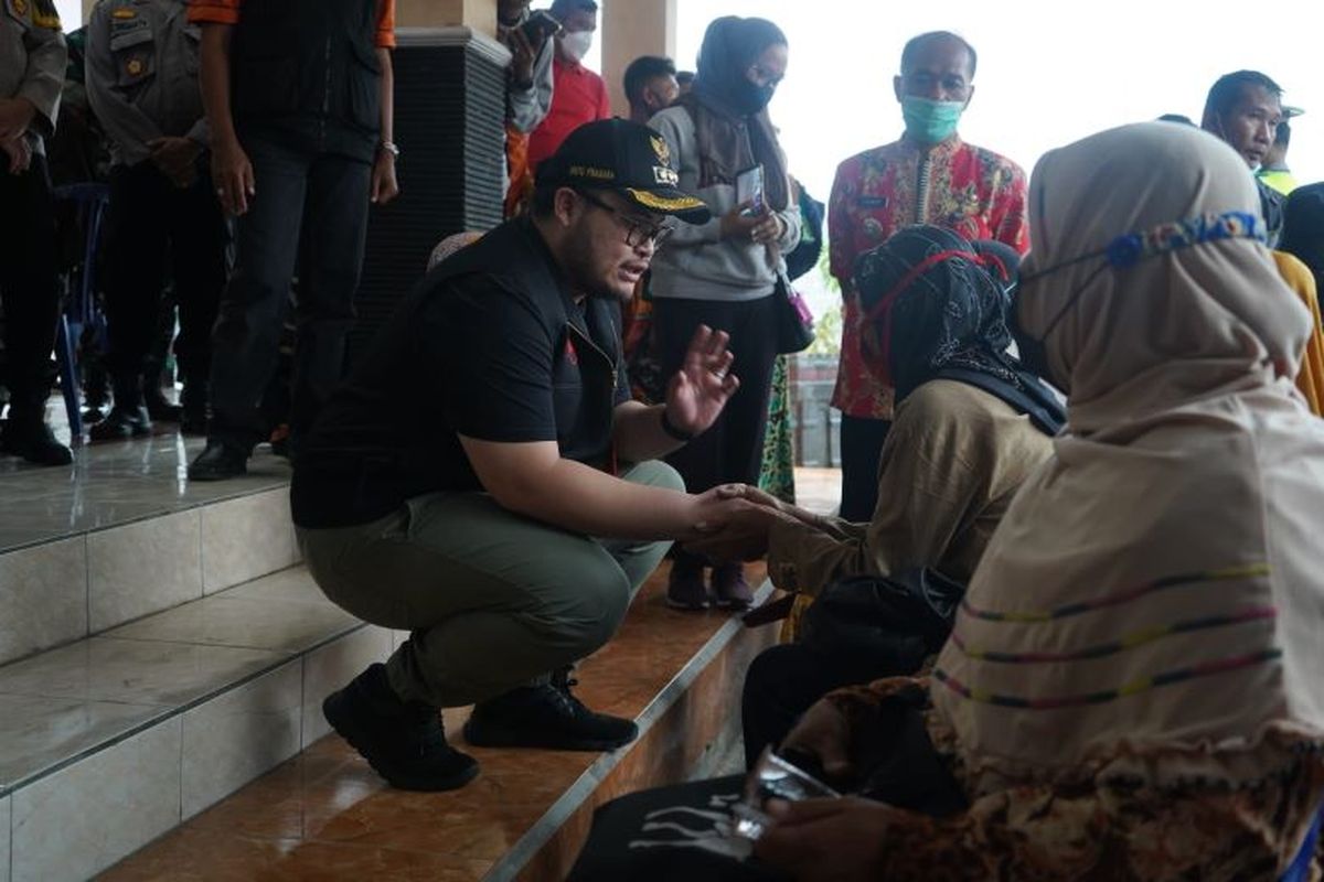 Bupati Kediri Hanindhito Himawan Pramana meninjau langsung penyaluran BLT BBM di Kecamatan Gampengrejo, Jumat (9/9/2022).