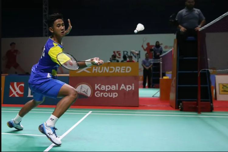 Tunggal putra Indonesia, Alwi Farhan, saat tampil melawan pemain China dalam laga Badminton Asia Junior Championships 2023 di GOR Amongrogo, Yogyakarta, Minggu (9/7/2023). Terbaru, Alwi sumbang poin yang membuat Indonesia menang 3-1 atas India dan lolos ke semifinal Kejuaraan Asia Junior 2023.