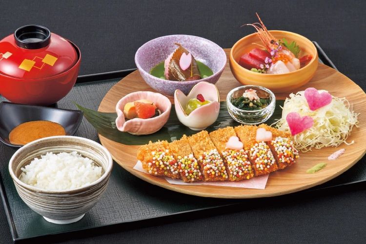 Set menu Love Hashira Mitsuri?s Pork Cutlet Set yang bisa didapatkan wisatawan di restoran tema Demon Slayer bernama Wisteria Restaurant di Universal Studios Japan, Jepang.