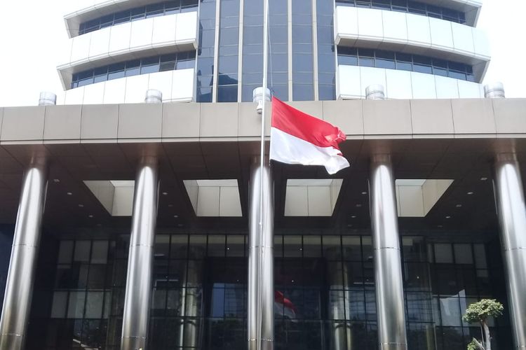 Komisi Pemberantasan Korupsi (KPK) melakukan pengibaran bendera negara setengah tiang,Kamis (12/9/2019). 